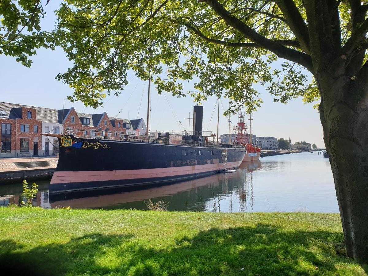 The Walnut Tree Bed and Breakfast Hellevoetsluis Exteriör bild